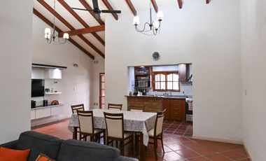 SE VENDE HERMOSA CASA TRES DORMITORIOS CON PATIO