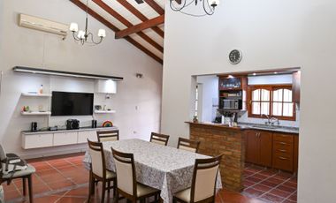 SE VENDE HERMOSA CASA TRES DORMITORIOS CON PATIO