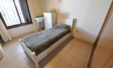 SE VENDE HERMOSA CASA TRES DORMITORIOS CON PATIO