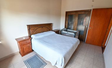 SE VENDE HERMOSA CASA TRES DORMITORIOS CON PATIO
