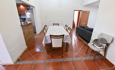 SE VENDE HERMOSA CASA TRES DORMITORIOS CON PATIO