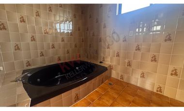 ¡CASA CON JARDIN EN VENTA EN BOSQUE DE BALUARTE, BOSQUES DE LA HERRADURA!