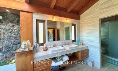 Gran casa en exclusivo condominio con vista al volcán