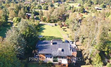 Gran casa en exclusivo condominio con vista al volcán