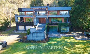 Gran casa en exclusivo condominio con vista al volcán