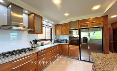 Gran casa en exclusivo condominio con vista al volcán