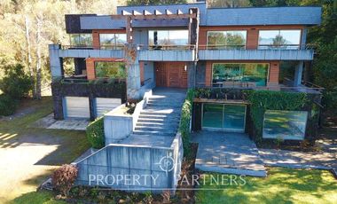 Gran casa en exclusivo condominio con vista al volcán