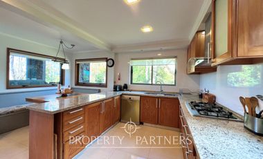 Gran casa en exclusivo condominio con vista al volcán