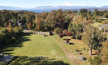 Gran casa en exclusivo condominio con vista al volcán
