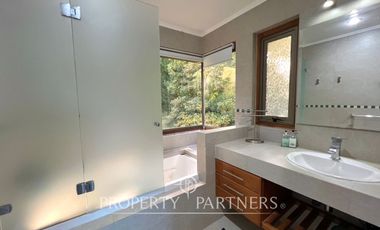 Gran casa en exclusivo condominio con vista al volcán