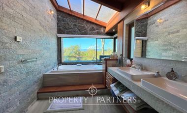 Gran casa en exclusivo condominio con vista al volcán