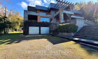 Gran casa en exclusivo condominio con vista al volcán