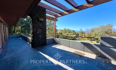 Gran casa en exclusivo condominio con vista al volcán