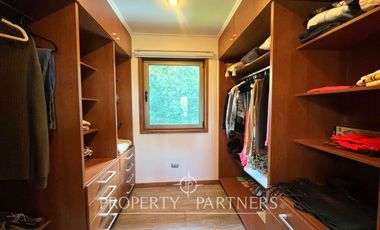 Gran casa en exclusivo condominio con vista al volcán