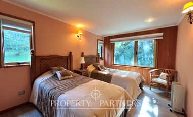 Gran casa en exclusivo condominio con vista al volcán