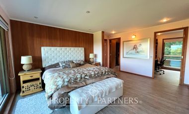 Gran casa en exclusivo condominio con vista al volcán