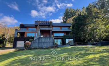 Gran casa en exclusivo condominio con vista al volcán