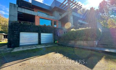 Gran casa en exclusivo condominio con vista al volcán