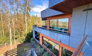 Gran casa en exclusivo condominio con vista al volcán