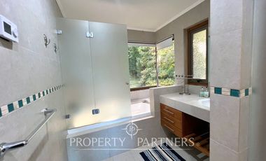 Gran casa en exclusivo condominio con vista al volcán