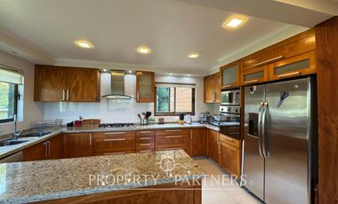 Gran casa en exclusivo condominio con vista al volcán