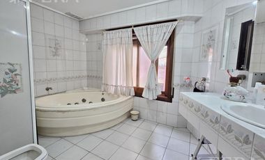 Venta casa 5 ambientes con cochera y jardín en Wilde