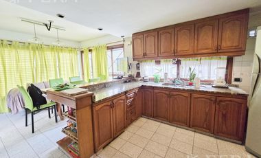 Venta casa 5 ambientes con cochera y jardín en Wilde