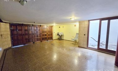 Venta casa 5 ambientes con cochera y jardín en Wilde