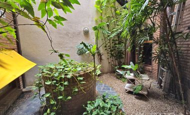 Venta casa 5 ambientes con cochera y jardín en Wilde