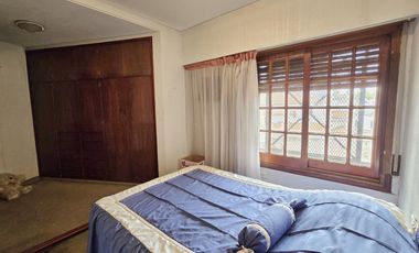 Venta casa 5 ambientes con cochera y jardín en Wilde