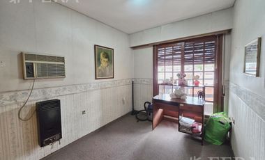 Venta casa 5 ambientes con cochera y jardín en Wilde