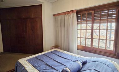 Venta casa 5 ambientes con cochera y jardín en Wilde