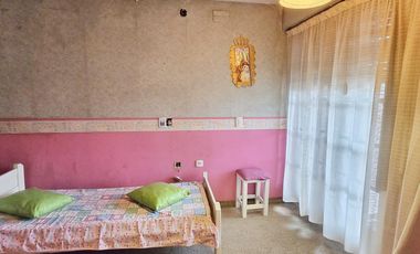 Venta casa 5 ambientes con cochera y jardín en Wilde