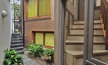 Venta casa 5 ambientes con cochera y jardín en Wilde