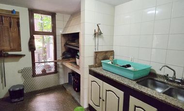 Venta casa 5 ambientes con cochera y jardín en Wilde