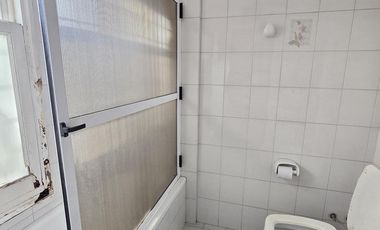 Venta casa 5 ambientes con cochera y jardín en Wilde