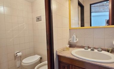 Venta casa 5 ambientes con cochera y jardín en Wilde