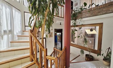 Venta casa 5 ambientes con cochera y jardín en Wilde