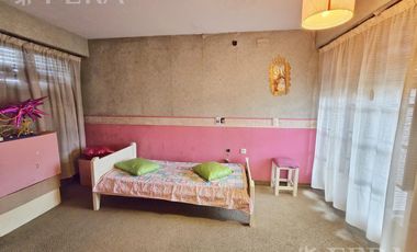Venta casa 5 ambientes con cochera y jardín en Wilde