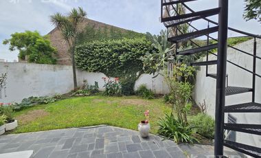Venta casa 5 ambientes con cochera y jardín en Wilde