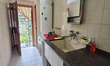 Venta casa 5 ambientes con cochera y jardín en Wilde