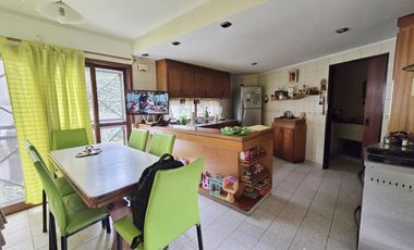 Venta casa 5 ambientes con cochera y jardín en Wilde