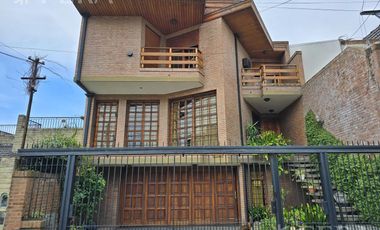 Venta casa 5 ambientes con cochera y jardín en Wilde