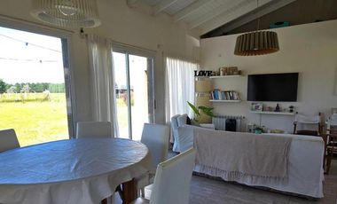 Casa en venta - 3 Dormitorios 2 Baños - Santa Clara del Mar