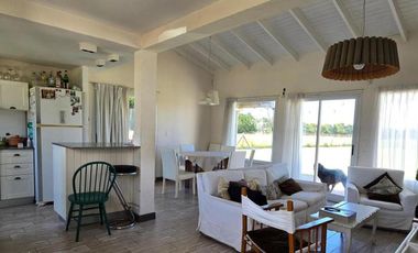 Casa en venta - 3 Dormitorios 2 Baños - Santa Clara del Mar