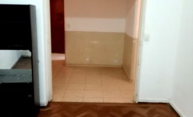 VENTA URGENTE PARA RECICLAR CON MUCHAS POSIBILIDADES 4 AMBIENTES DOS BAÑOS 77 M2 RIVADAVIA 2516  EXCELENTE NEGOCIO
