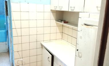 VENTA URGENTE PARA RECICLAR CON MUCHAS POSIBILIDADES 4 AMBIENTES DOS BAÑOS 77 M2 RIVADAVIA 2516  EXCELENTE NEGOCIO