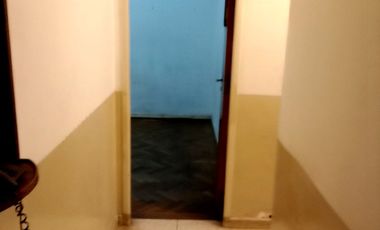 VENTA URGENTE PARA RECICLAR CON MUCHAS POSIBILIDADES 4 AMBIENTES DOS BAÑOS 77 M2 RIVADAVIA 2516  EXCELENTE NEGOCIO