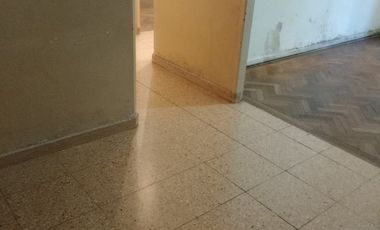 VENTA URGENTE PARA RECICLAR CON MUCHAS POSIBILIDADES 4 AMBIENTES DOS BAÑOS 77 M2 RIVADAVIA 2516  EXCELENTE NEGOCIO