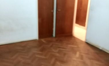 VENTA URGENTE PARA RECICLAR CON MUCHAS POSIBILIDADES 4 AMBIENTES DOS BAÑOS 77 M2 RIVADAVIA 2516  EXCELENTE NEGOCIO